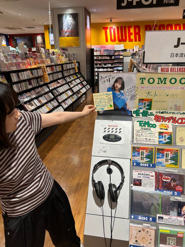 TOWER_AmuHakata's tweet photo. 【#TOMOO】

明日、「NUMBER SHOT2026」にご出演の
TOMOOさんがご来店くださいました！
ありがとうございました！

本日より公開の映画
『#クレヨンしんちゃん　奇々怪々！オラの妖怪バケ～ション』主題歌の
初シングルCD「大人になったら」絶賛発売中です！ https://t.co/9oyqwJfWp8