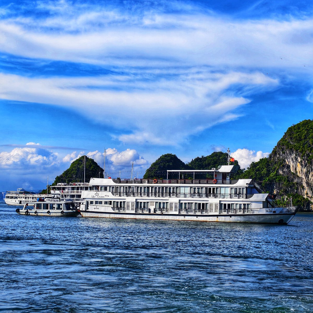 TechSAM009's tweet photo. Cruise #HaLongBay🇻🇳 in Frames. 🌊📸 Every shot tells a story of serenity😍!
#ClickedOniQOO15📸
See More:
https://t.co/oeJ2sn6mZI
#iQOOCommunity
@IqooInd
@nipunmarya
@parakram_h https://t.co/0950vNCyFZ