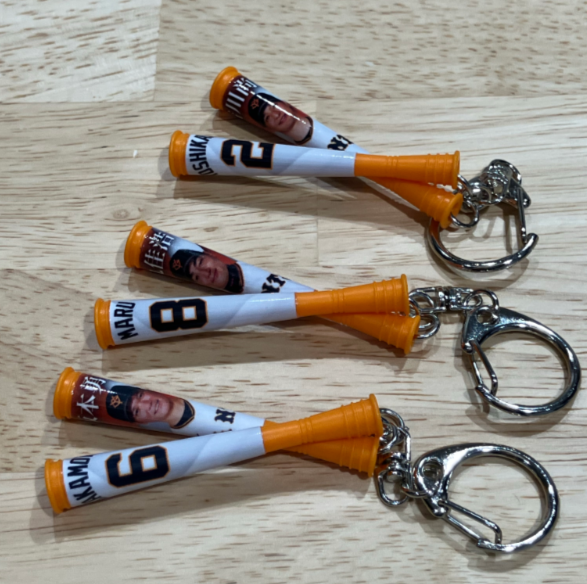 gacha_product's tweet photo. 🐻BIG_NEWS🌳
『#GIANTS 応援バットキーホルダー』（500円）発売決定🎉

応援バット風キーホルダーのGIANTSバージョンが遂に登場⚾️

専門店では #ガチャガチャの森、Pon限定販売となります👏
発売時期は８月中旬予定📝

今後も続報を配信いたしますのでお楽しみに✨
#ジャイアンツ　#カプセルトイ　#ガチャガチャ

※画像は一部商品になります⚾️