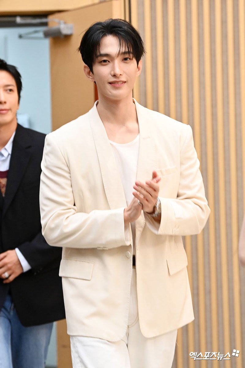 KyeomsBaekery's tweet photo. PRINCE DOKYEOM LOOKS SOOOO GORGEOUS😭❤️‍🩹❤️‍🩹❤️‍🩹

— 260731 Dokyeom at Love Against Time Press Conference #도겸 https://t.co/m9QArmyJGi