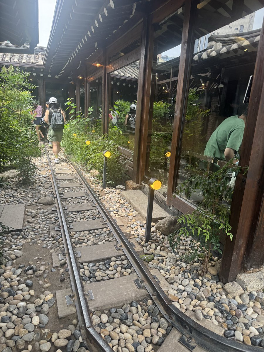 millirammi's tweet photo. イクソンドンのオシャレカフェ🤍

📍nakwon（낙원역 楽園駅)

駅をモチーフにした人気カフェ。
入り口の線路でみんな写真撮ってた！
中に入るとケーキが電車みたいに回ってて可愛かったよ🍰
韓国ってどんなに人気のカフェでもほぼウェイティングないから羨ましい🥺

#韓国カフェ https://t.co/tjZueillUr