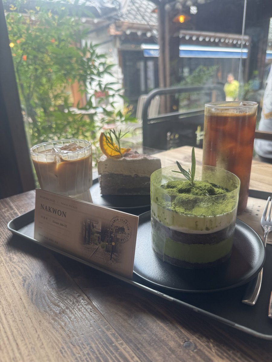 millirammi's tweet photo. イクソンドンのオシャレカフェ🤍

📍nakwon（낙원역 楽園駅)

駅をモチーフにした人気カフェ。
入り口の線路でみんな写真撮ってた！
中に入るとケーキが電車みたいに回ってて可愛かったよ🍰
韓国ってどんなに人気のカフェでもほぼウェイティングないから羨ましい🥺

#韓国カフェ https://t.co/tjZueillUr