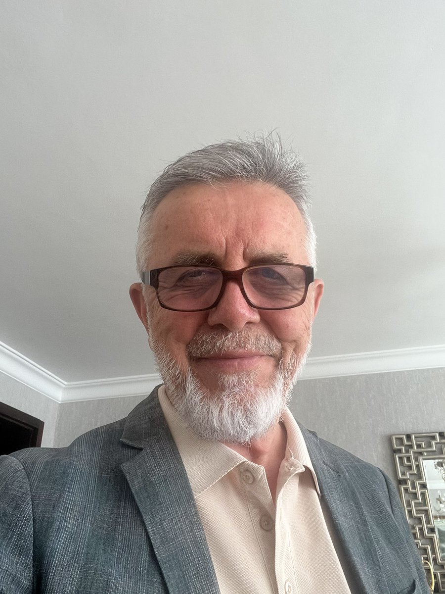 erolgoka's tweet photo. Meslek hayatım boyunca edindiğim tecrübeye bağlı olarak, bir insanın ruhsal bakımından sağlıklı olup olmadığını gösteren iki ölçüt olduğu sonucuna vardım. Onları değişik platformlarda dile getirmeye çalıştım, aşağıdaki makalede yazdım.
https://t.co/fKeqjSd69k https://t.co/IeK6XsKi8u