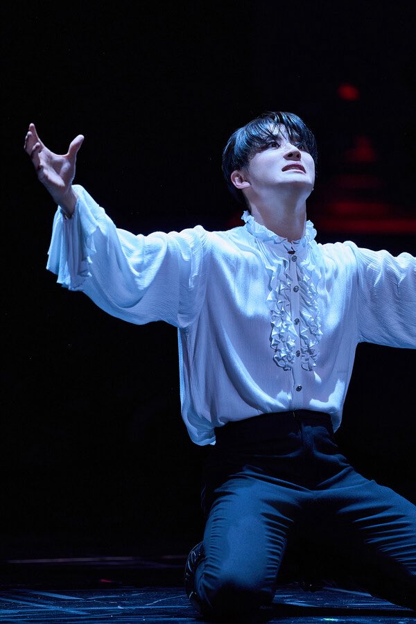 xiajunsuland's tweet photo. 🧛🏻 #คิมจุนซู ยกระดับลมหายใจให้กลายเป็นภาษาของการแสดง เพียงบอกว่าเขาร้องเพลงเก่งคงไม่เพียงพอ เพราะ #จุนซู ใช้ลมหายใจออกแบบอารมณ์ คำว่าปรมาจารย์แห่งการควบคุมลมหายใจ จึงไม่ใช่คำกล่าวเกินจริง
💫 คิมจุนซู ได้ก้าวข้ามคำว่าอดีตไอดอล สู่การเป็น 1 ในนักแสดงมิวสิคัลผู้เป็นตัวแทนของเกาหลี https://t.co/c56skqedMS