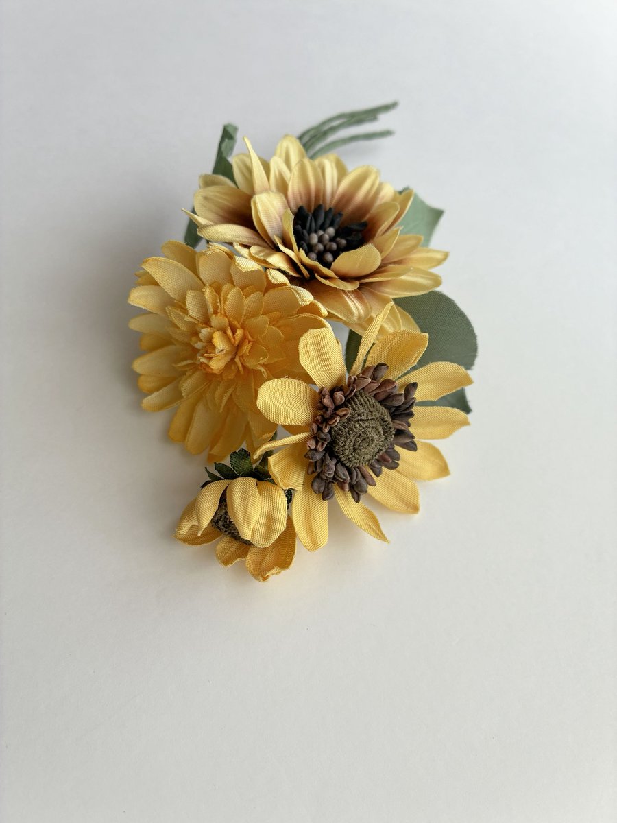 atelier_senka's tweet photo. 新作キット「3種のヒマワリコサージュ」
オンラインストアにて販売中🌻

作って、着けて、飾って、夏らしさを思い切り楽しめるコサージュキット。おうち時間のお楽しみにいかがでしょうか☺️☀️

詳しくはオンラインストアをご覧ください！
https://t.co/tuqzt0qm82 https://t.co/JKzjsrXauZ