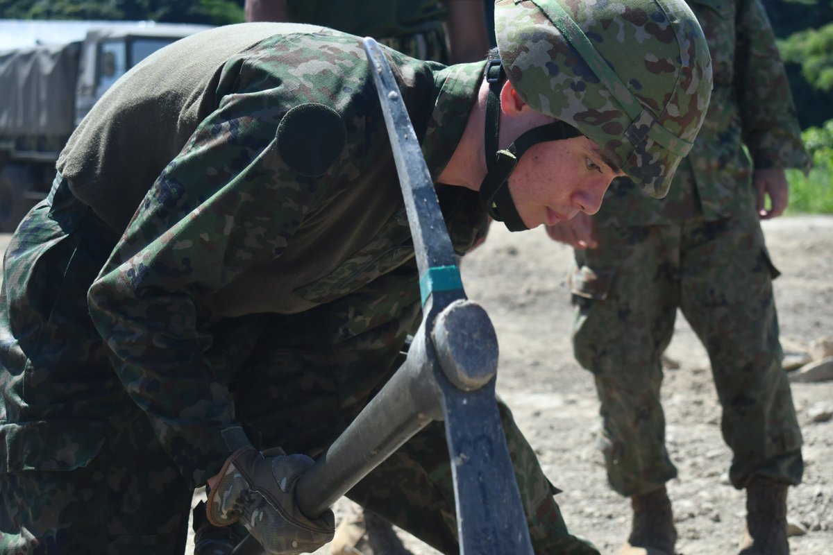 jgsdf_gcc_ardb's tweet photo. 【新隊員教育隊（野戦築城①）】
＃第２水陸機動連隊 新隊員教育隊は、野戦築城訓練を実施しました。経験豊富な助教の指導・監督の下、一連の訓練を通じ築城資材の取扱い・操作に必要な技能を概ね修得しました。連隊は引き続き連日の酷暑を克服しつつ水陸機動団の人的基盤の強靭化を図ります。 https://t.co/u3lRSCqr1m