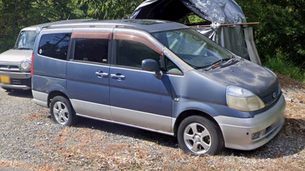 VTR_808's tweet photo. いつの間にか見なくなったセレナの放置車両。近くにはエブリイの草ヒロがあった。 https://t.co/Qsc6NXijqJ