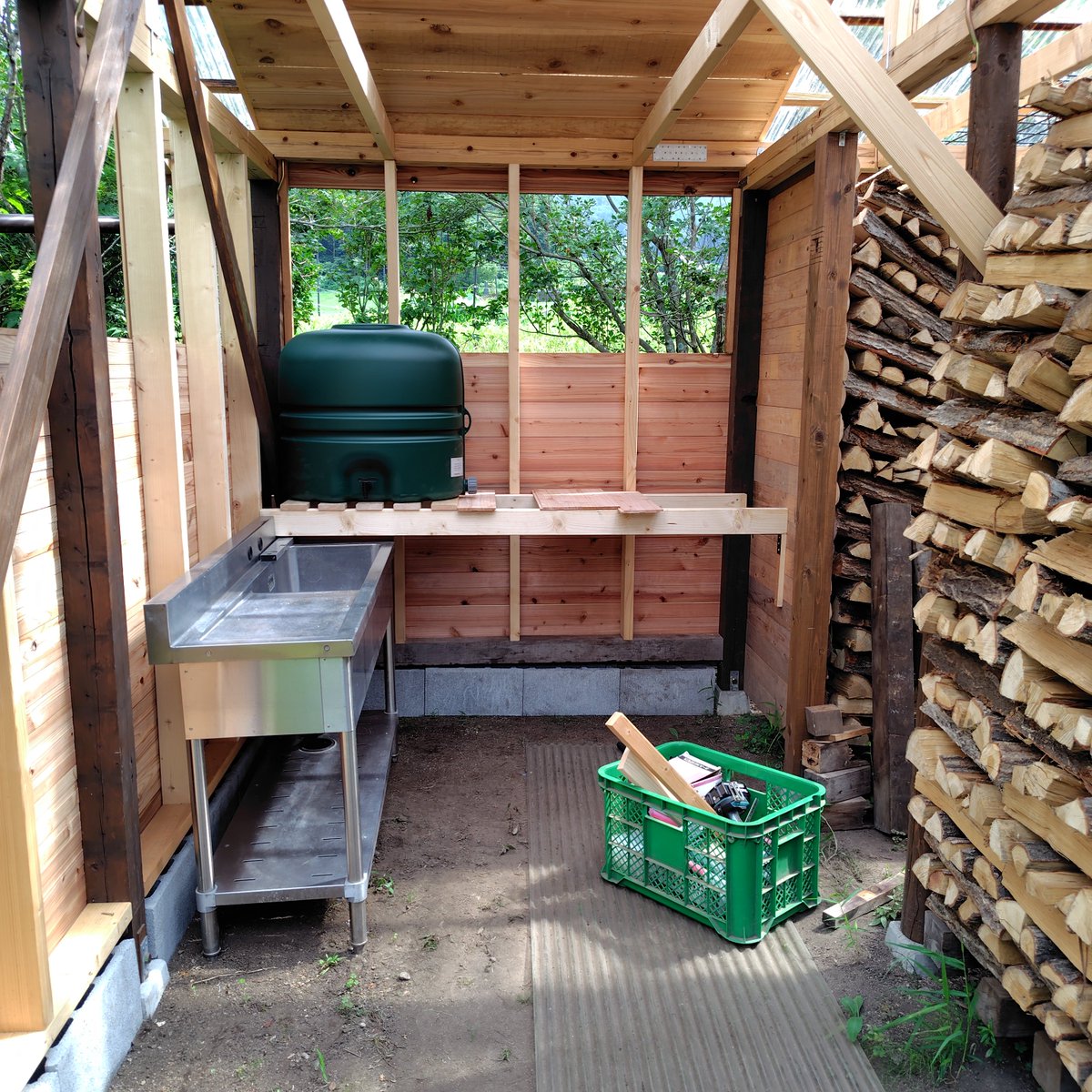 inunekomandara's tweet photo. 屋根の水を集めて、洗い物ができるようにしてくれています。泥で汚れたものなどを。便利じゃ。
#トオチャンのDIY https://t.co/tzUx8BN4Jw