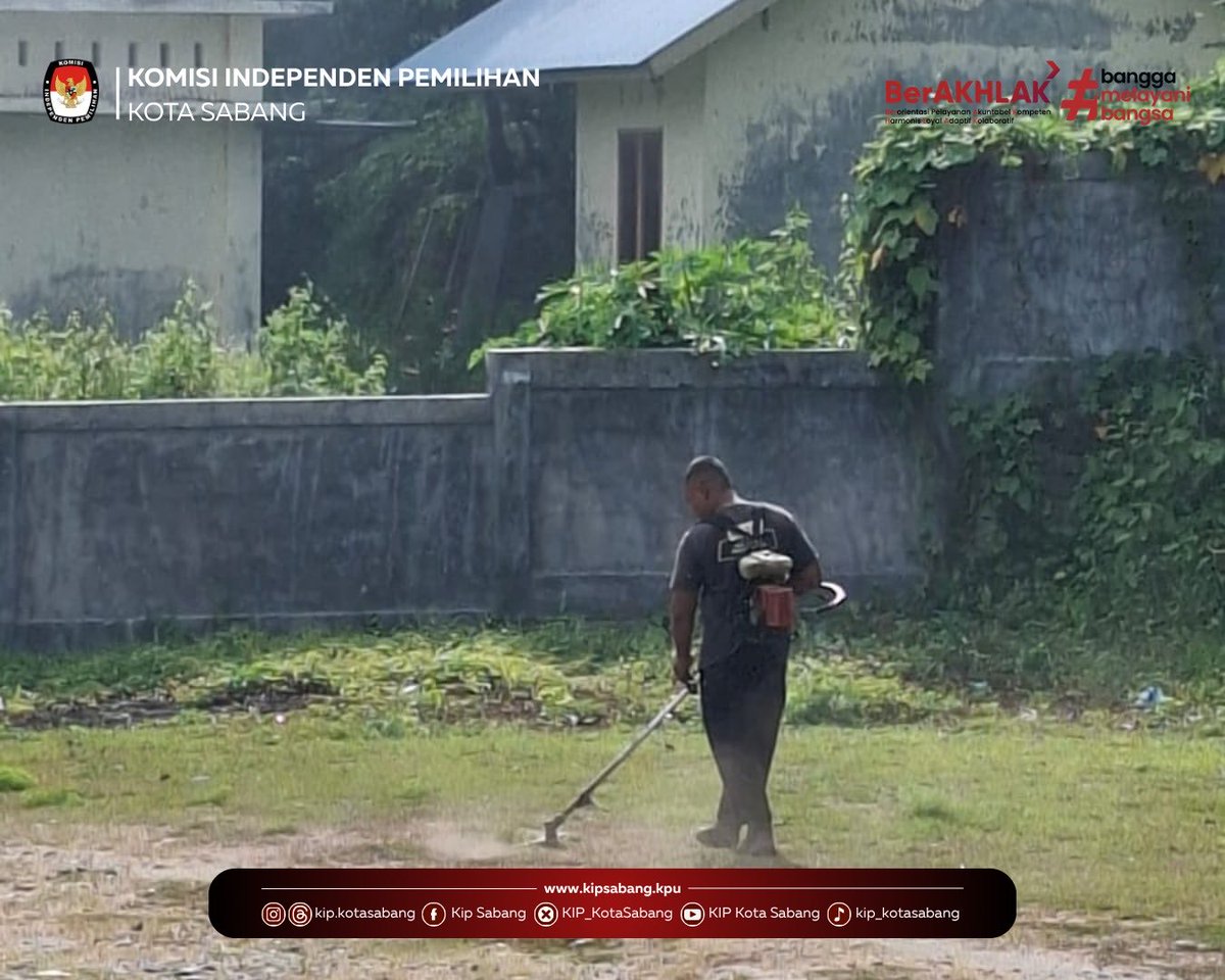 KIP_KotaSabang's tweet photo. #TemanPemilih Komisi Independen Pemilihan (KIP) Kota Sabang melaksanakan kegiatan gotong royong di lingkungan kantor pada Jumat (31/7). Kegiatan ini diikuti oleh seluruh jajaran sekretariat sebagai bentuk komitmen dalam menciptakan lingkungan kerja yang bersih, sehat, dan nyaman. https://t.co/3d177tVKF8