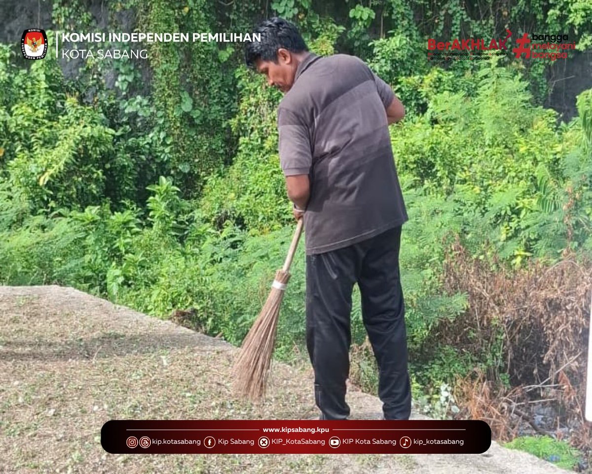 KIP_KotaSabang's tweet photo. #TemanPemilih Komisi Independen Pemilihan (KIP) Kota Sabang melaksanakan kegiatan gotong royong di lingkungan kantor pada Jumat (31/7). Kegiatan ini diikuti oleh seluruh jajaran sekretariat sebagai bentuk komitmen dalam menciptakan lingkungan kerja yang bersih, sehat, dan nyaman. https://t.co/3d177tVKF8