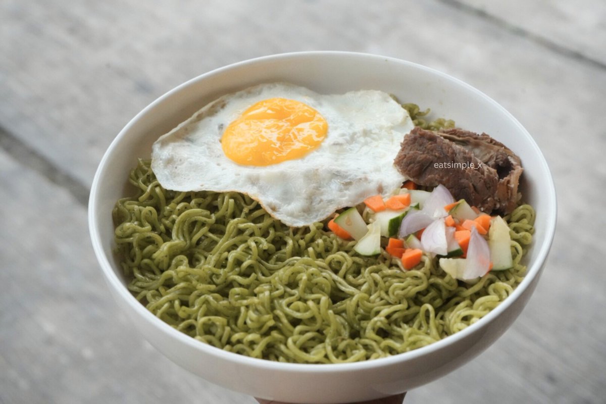 eatsimple_x's tweet photo. Jujur, Indomie Cabe Ijo emang gak pernah gagal dari yang versi dulu atau yang versi baru sekarang

yang sekarang lebih gurih, wangi cabe ijo enak banget, pedesnya pas, terus ada yang JUMBO juga. Ditambah telur ceplok sama acar, auto ludes! https://t.co/bYziMnAe9K