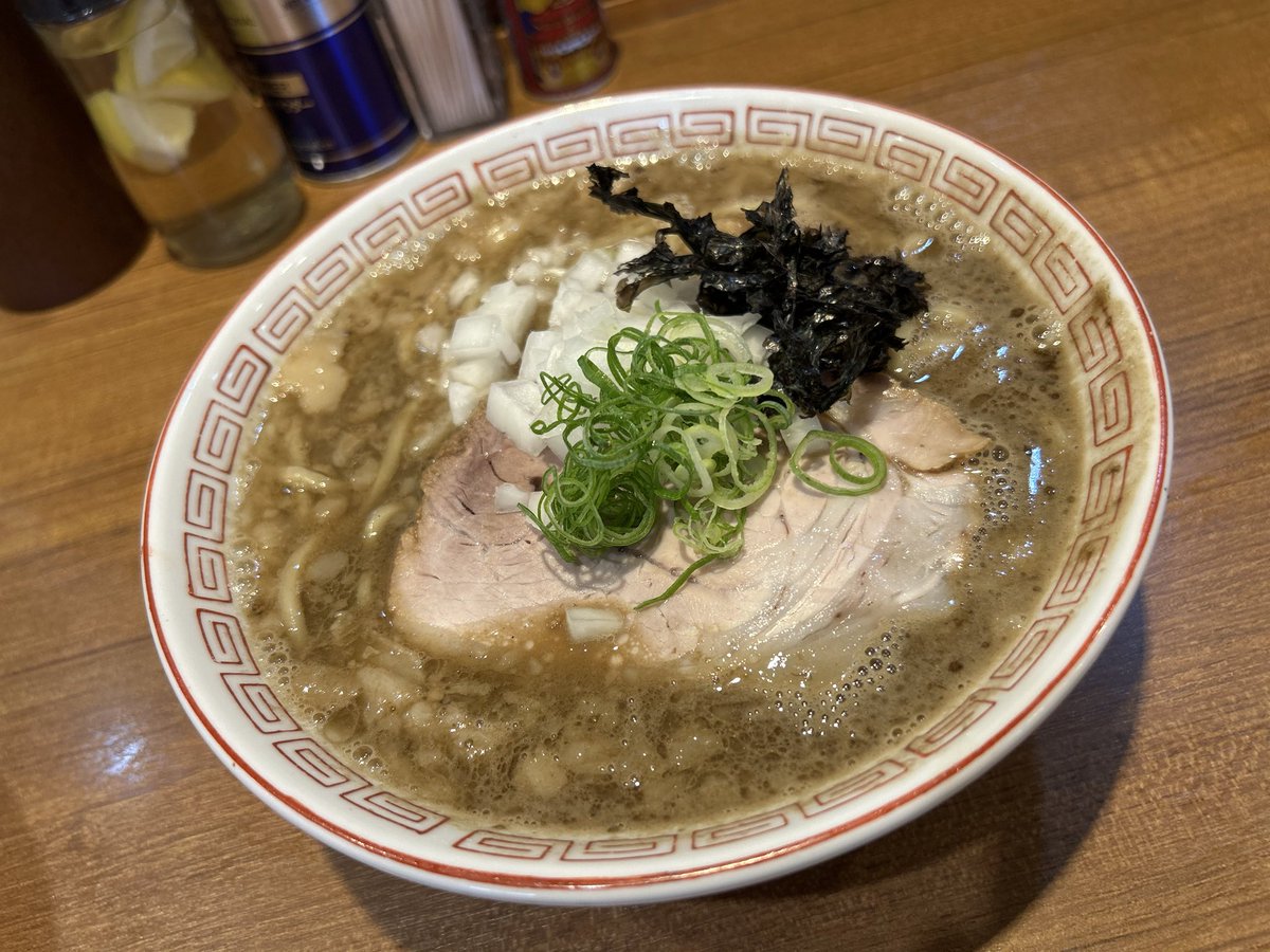 mmikio3's tweet photo. #寿製麺よしかわ川越
#背脂イカ煮干し中華そば https://t.co/jMX91No0fk