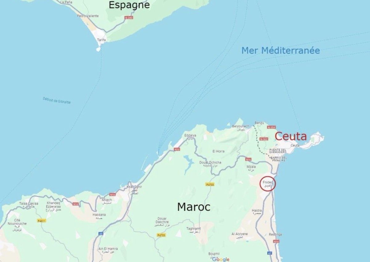 MauriceMartin01's tweet photo. ♦️Ma Tribune du jour « la paille dans l’œil du voisin, la poutre….. »

Depuis plusieurs jours, les images de Ceuta tournent en boucle sur les chaînes d’information et les réseaux sociaux. Des centaines de jeunes Marocains franchissent la frontière de cette petite enclave espagnole. Les images sont spectaculaires. Elles choquent. Elles suscitent l’émotion. Et, presque aussitôt, elles sont récupérées par une extrême droite débridée qui vient nous expliquer que l’Espagne serait submergée et que l’Europe serait incapable de protéger ses frontières.

Encore faudrait-il commencer par regarder une carte.

Car la première manipulation consiste précisément à faire oublier où se situe Ceuta.

Ceuta n’est pas située sur le continent européen. Cette ville espagnole de seulement 18,5 km² est implantée sur le continent africain, au contact immédiat du Maroc. Une simple frontière terrestre de quelques kilomètres la sépare du territoire marocain, tandis que le continent espagnol se trouve de l’autre côté du détroit de Gibraltar, à plusieurs dizaines de kilomètres.

Cette réalité géographique est essentielle.

Si Ceuta était située sur la péninsule Ibérique, nous ne serions probablement pas confrontés à une telle situation. Ceuta est un territoire espagnol, mais sa position géographique en fait un cas totalement particulier. Il est donc intellectuellement malhonnête d’utiliser cette enclave comme si elle représentait l’ensemble des frontières du continent espagnol ou de l’Union européenne.

Oui, la pression migratoire qui s’exerce sur Ceuta est réelle.

Oui, elle pose des difficultés considérables à cette petite ville.

Oui, l’État espagnol a le devoir de protéger cette frontière.

Mais non, cette situation ne permet pas de conclure que le continent espagnol est submergé, et encore moins que l’ensemble de l’Union européenne l’est.

Transformer une enclave de 18,5 km² située sur le continent africain en symbole de l’échec de Schengen relève davantage du récit politique que de l’analyse des faits, c’est pourtant exactement ce que l’on voit aujourd’hui.

Les images remplacent la géographie, remplace la réflexion, les slogan remplace les faits.

Ce qui est encore plus surprenant, c’est de voir Giorgia Meloni donner des leçons à l’Espagne et évoquer une remise en cause de Schengen à partir d’une situation aussi particulière.

En quoi la configuration géographique unique de Ceuta démontrerait-elle l’échec de Schengen ?

Quel est le rapport entre une enclave espagnole située sur le continent africain et les frontières terrestres du continent européen ?

La comparaison n’a tout simplement aucun sens.

Le plus paradoxal est que ces critiques viennent d’un gouvernement qui, dans le même temps, reconnaît lui-même que son économie ne peut fonctionner sans immigration.

Depuis son arrivée au pouvoir, le gouvernement de Giorgia Meloni a déjà autorisé plus de 450 000 entrées légales de travailleurs étrangers pour répondre aux besoins de main-d’œuvre de l’économie italienne. Et il a annoncé près de 500 000 nouvelles admissions de travailleurs non européens entre 2026 et 2028.

Il n’y a rien de condamnable à cela.

Tous les pays européens sont confrontés au vieillissement de leur population et à des difficultés de recrutement dans certains secteurs.

Mais lorsque l’on choisit soi-même d’organiser l’arrivée de plusieurs centaines de milliers de travailleurs étrangers parce que son économie en a besoin, on est sans doute mal placé pour utiliser les images d’une enclave de 18,5 km² située sur le continent africain afin d’alimenter le récit d’une prétendue « submersion » de l’Europe.

Le débat sur l’immigration mérite mieux que des images sorties de leur contexte.

Il mérite des faits, de la cohérence, et surtout que l’on cesse de manipuler la géographie pour construire un récit politique.

Les cartes existent pour une raison simple : elles nous rappellent où se trouvent les territoires.

Les faits sont têtus
#TAEM un jour, #TAEM toujours