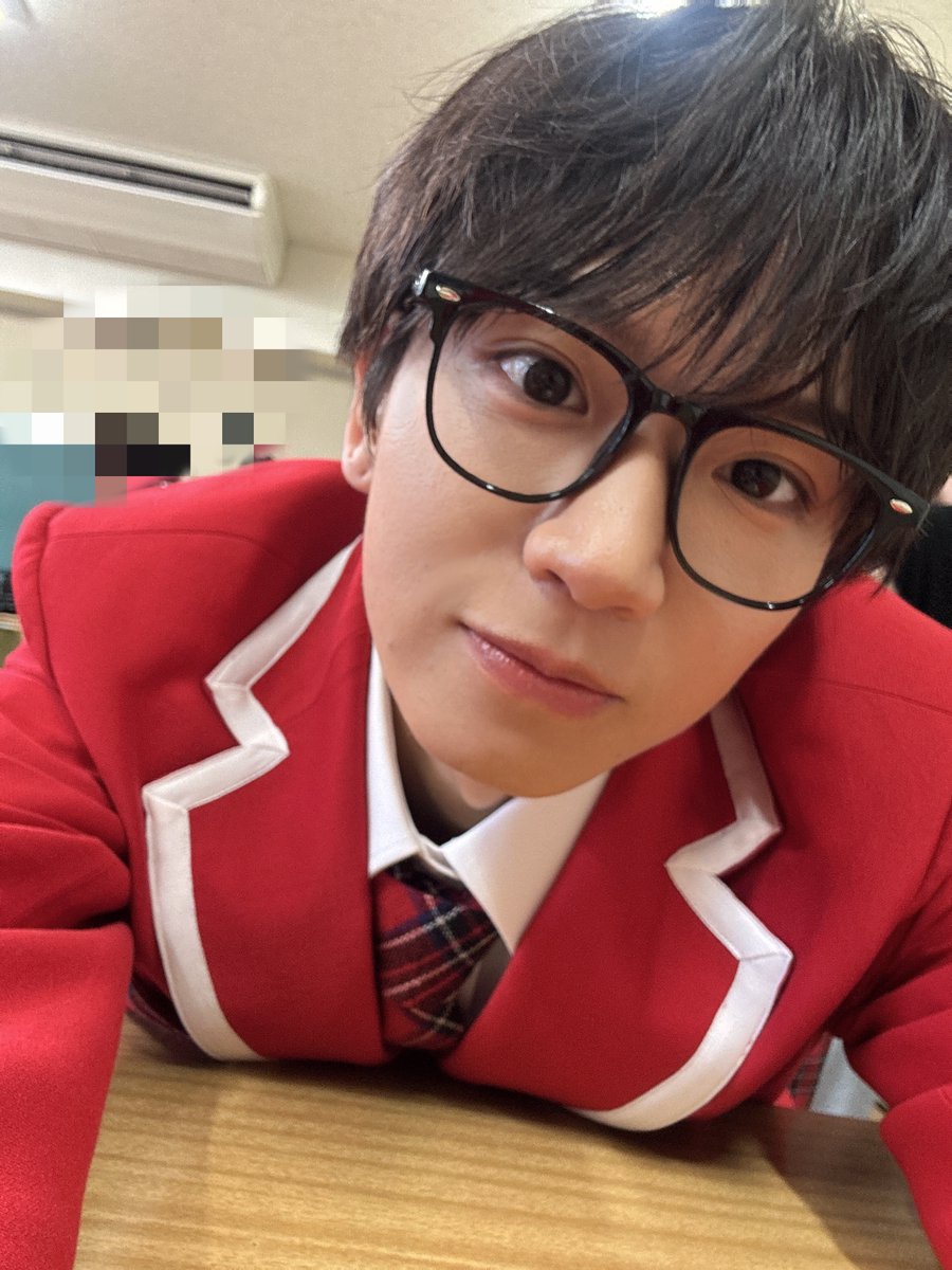 PARADEMIA_mmb's tweet photo. ━━━━━━━━━━━━━━━
#パラ日誌 No.24　日直：日向利武
━━━━━━━━━━━━━━━

こんにちは！りむです☺︎

今日は、ダンプラ撮影の時の写真です✌︎

ソロ写真とリクリムコンビ📸
名前が似てるのでどっちが呼ばれてるのかよくわからなくなります🙄

昨日ダンプラが1曲分公開されたんですが見てくれましたか？？👀
まずは、みなさんいいね、拡散してくれて本当にありがとう！！！
もし見てくれた人は、感想聞かせてくれたら喜びます👶🏻

基本的にはみんな同じ衣装だから、きっと見つけるの大変だと思うけど、よーくみたら1人1人ニュアンスだったり表情が違うので、そこも楽しみながら見てくれたら嬉しいです😌
というか、全員赤の制服に黒縁メガネって初めて見た時のインパクトすごいよね😳
ダンプラ見て改めて思った笑

そんな僕は、『青春フルスイング』を聞いて、今は今しかないし、やりたいことを迷わずやろうって思えたし、今はそんな僕にも仲間がいて、僕自身すごく響いた曲です🎧
それにあのメロディーは、青春感が強くていつでも青春に戻れるような感じが好きであります🫡

これからたくさんの夢を叶えていきたいし、僕は最年長ですが、やりたいことをやるのはいつからでも遅くないってことも伝えたいことの１つです。

そして、この道を選んだことを正解だったって言えるように、日々努力していきます💪🏻
…って真面目な話をするのは、少し照れ臭いので最後にちょけて終わります。

変身！シャキーン✨️ガシャ、ガシャ、ガシャ、ガシャ!!　あれ？仮面がない!?ない!?仮面ないなー

最後まで読んでくれてありがとうございました笑

日向利武

#パラデミア #日向利武