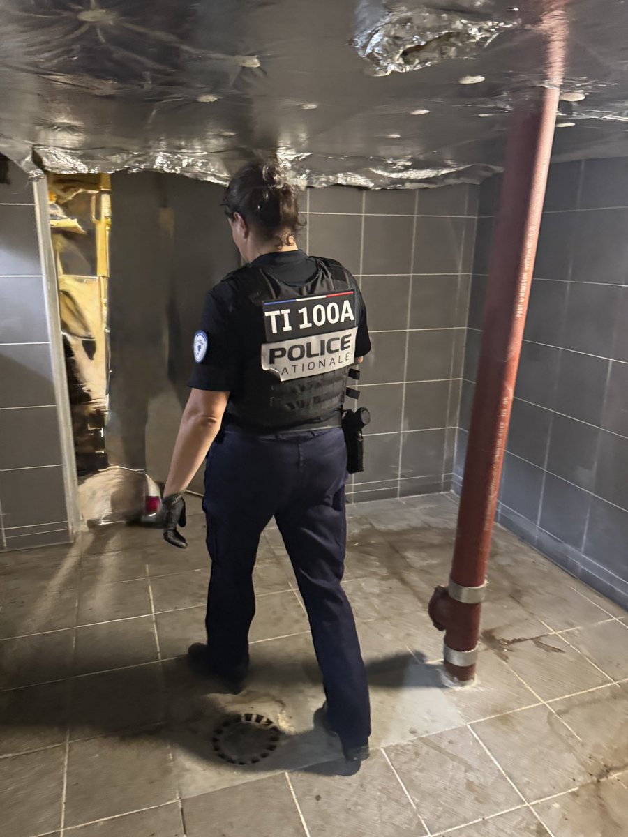 PoliceNat44's tweet photo. #Protéger | Les contrôles se poursuivent dans les quartiers de #Nantes avec l’appui de la #CRS82 et de nos policiers locaux. hier, ils étaient déployés dans les quartiers de la Bottière et Port-Boyer, les immeubles sont fouillés et les individus dans les halls contrôlés. https://t.co/f7L99J8XU1