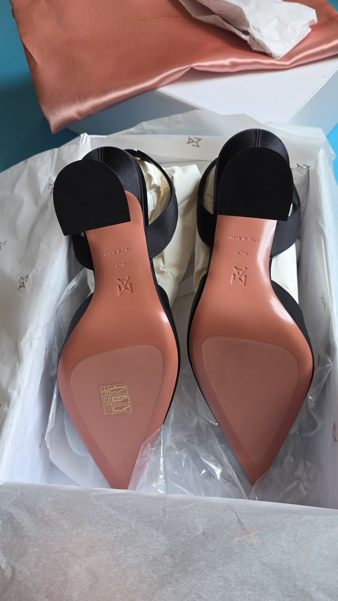 narasconsignmnt's tweet photo. Amina MUADDI Rosie Pumps 
Size 40.5 
Brand new , full set 
$950 https://t.co/f2n15xP9BV