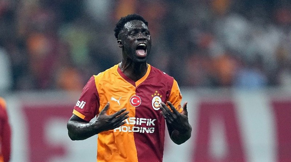 Burakeren_1987's tweet photo. Davinson Sanchez için Como'dan gelen 27 milyon avro + bonus teklifini kabul etmemişiz. Nedeni de yerini aynı ayarda bir isimle dolduramama ihtimali. Doğru düşünce.

🔸Ağustos ayı geldi. Şu dakika kimse iyi futbolcusunu sana kolay bırakmaz. Haliyle sen dei iyi futbolcunu kolay bırakmamalısın.

🔸Davinson Sanchez giderse üzerinden aksiyonu çok daha öncesinden almalıydın. Maalesef böyle bir aksiyon almadın.

🔸Davinson Sanchez'in ayrılmak istememesi de artı. Gideceğim diye tuttursa büyük sıkıntı yaşardın.

Bu sürecin getirisi, Davinson Sanchez'in değerini anlamak oldu. Sezon içerisinde "gitsin" diye düşünülüyordu ama şu an kalsın diyenlerin oranı çok daha fazla.