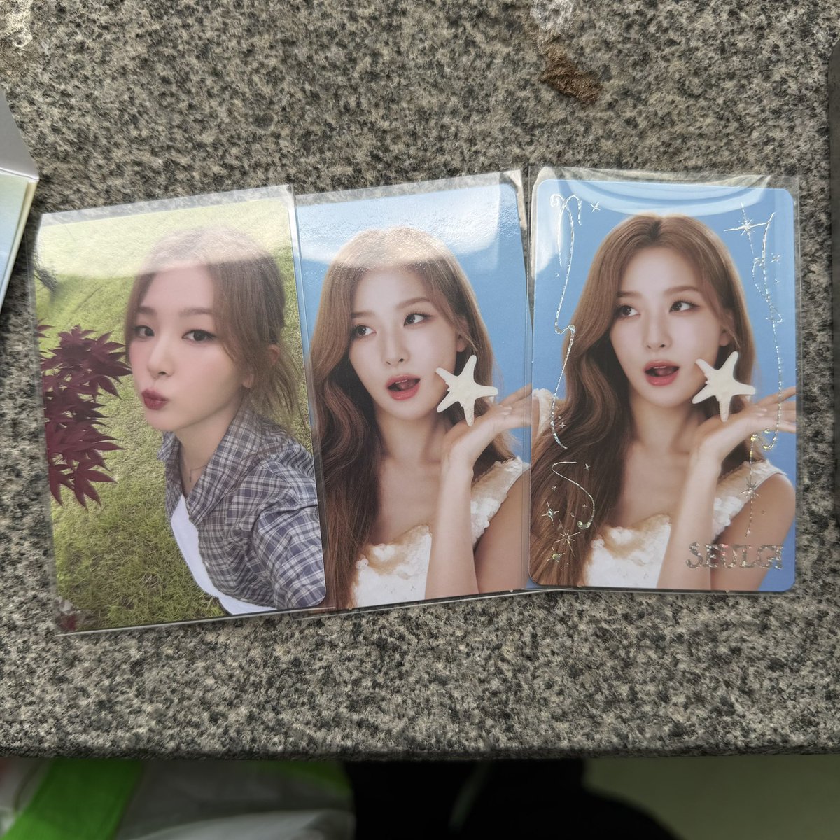 fraisecakey's tweet photo. TRADING CARD RV FANCON MERCH PULLS!

#ADayinRedandVelvetDay 
#RedVelvet_FANCON #레드벨벳 #RedVelvet https://t.co/0IHlTS5TUn