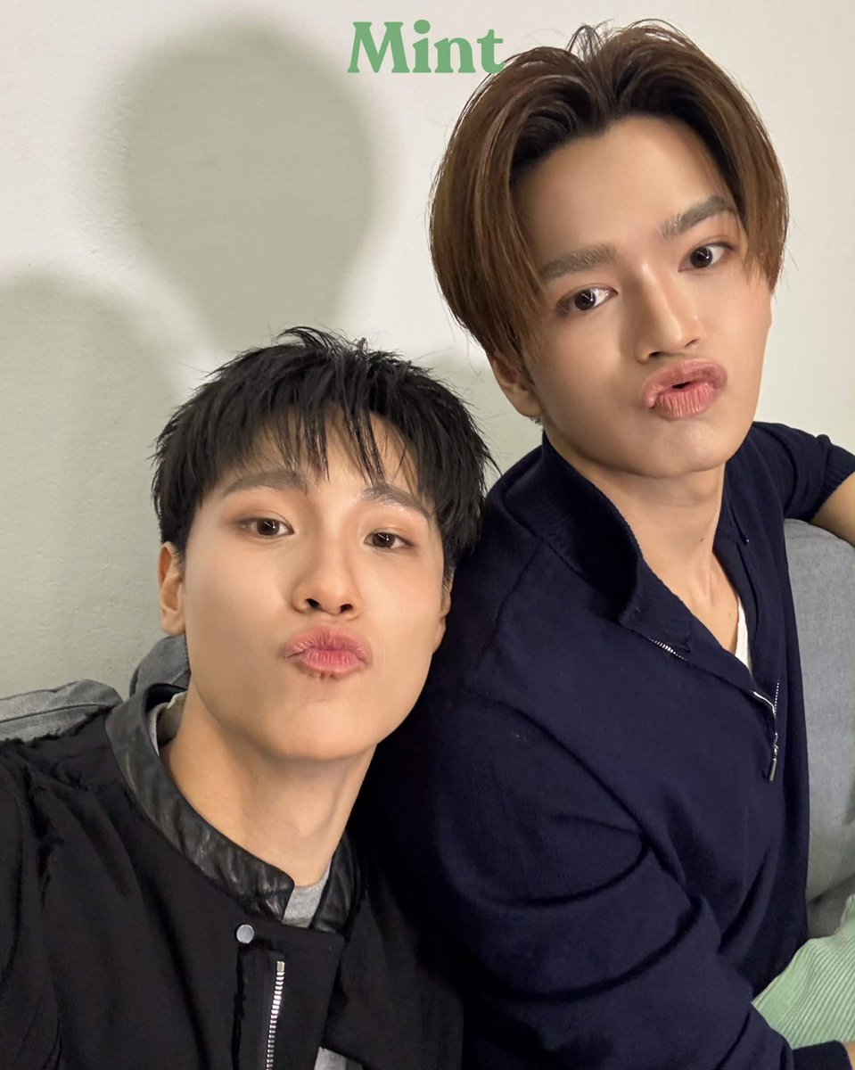 DOKRAKKA's tweet photo. วันนี้ขอเป็นอีก 1 กำลังใจให้จูเนียร์กับมาร์ค ในการซ้อมคอนที่ใกล้วันเข้ามาทุกทีแล้ว มีสมาธิในการซ้อมได้เลย ไม่ต้องสนใจอะไรทั้งนั้น กินอิ่ม นอนหลับ จำท่า จำเนื้อร้อง จำบล๊อคกิ้งได้เลยลูก มีมี่มี่มากมาย และ หลายๆคนมากๆที่เห็นความน่ารักและคุณค่าของพวกเรา หันมาเมื่อไหร่พวกแกจะยังเห็นพวกเรายืนยิ้มให้เสมอ จับมือให้กำลังใจกันและกันนะ รักมากจากมี่ 💛💙🌛🌞💫 #juniormark #junniorrs #markjrtn