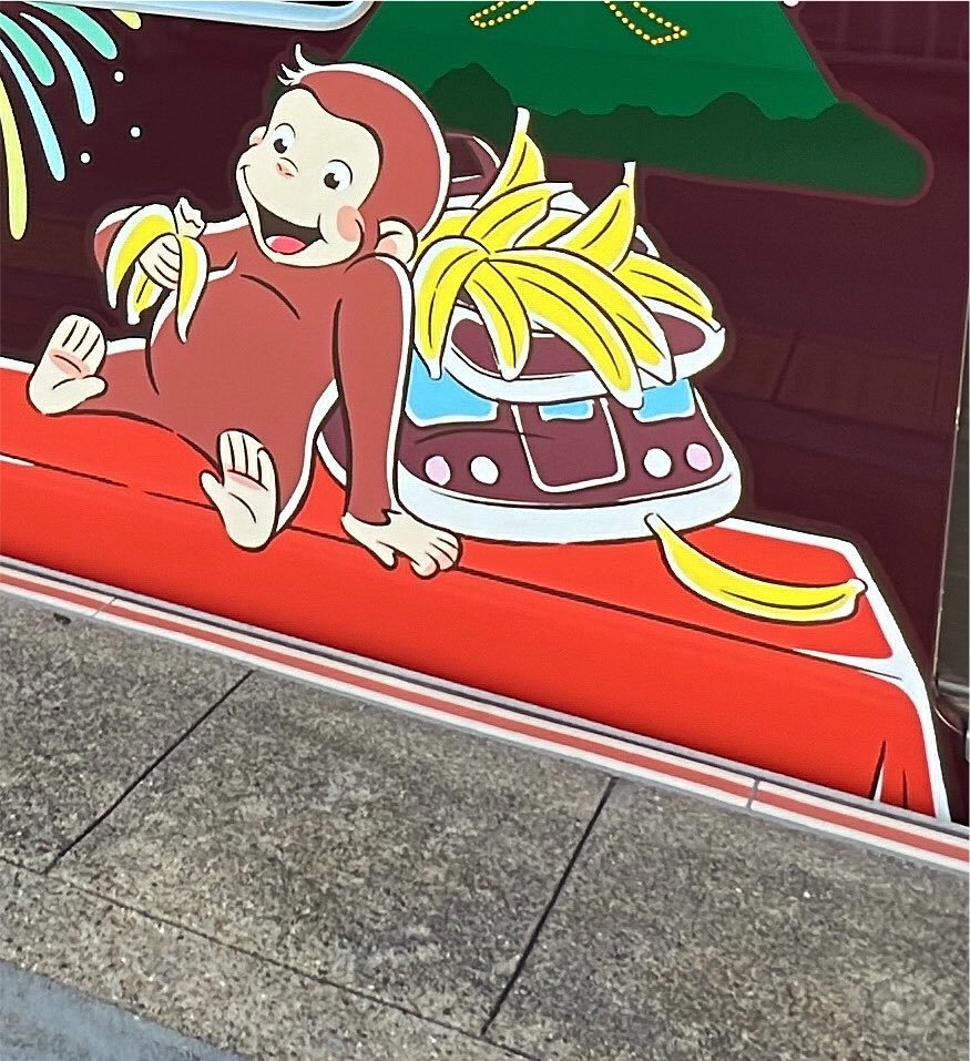 suminofftravel3's tweet photo. バナナで阪急電車を潰すおさるのジョージ(カバンだと思う) https://t.co/vUaJI5GE0O