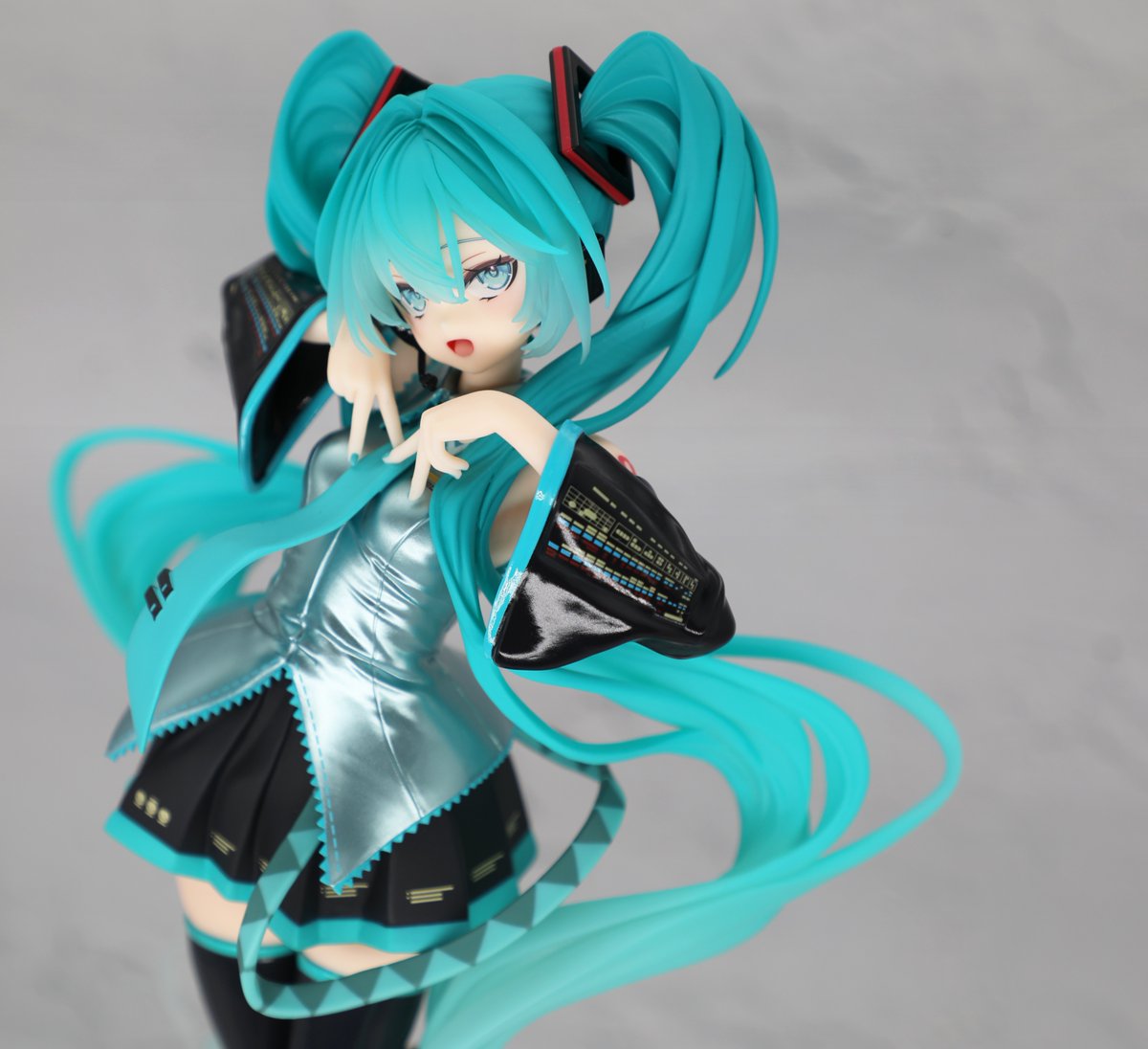vision_co_ltd's tweet photo. 本日から各店舗様にて登場しております
「初音ミク　T-most　フィギュア」弊社にて製作協力させていただきました！
躍動感のある、長い髪がとっても魅力的！エナメル素材を感じるコスチュームの素材感も相まって圧巻のクオリティです🤍
ぜひお早めにGETしてくださいね✨
#タイトー #初音ミク https://t.co/b3qhRehb7q