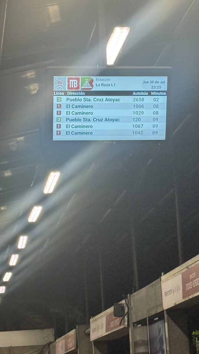 stardusthoop's tweet photo. @MetrobusCDMX llevo aquí 15 minutos y el caminero sigue diciendo 8 min, espero que ya falte 1 minuto. Ojala que alguien programe las salidas y que no salgan a lo pendejo ya que de nada sirven 9 metrobuses a la misma dirección casi al mismo tiempo PENDEJOS https://t.co/PQbKUwgaA6