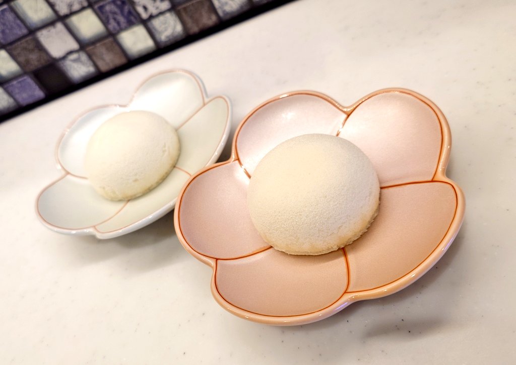 epicure2018's tweet photo. 手術翌々日から傷に障らぬようできるだけ動けとDr.に言われ

1時間毎に💿️🎧️📖中断しストレッチと室内歩き回り

規則正しい生活、家事からの完全解放
好きに時間使えた2週間が懐かしい
手術翌日までは辛かったけど

白い萩の月とモカ #珈琲 で #おうちカフェ 

＃茶好連 #スイーツ #ブーゲンビリア https://t.co/DJ3OjhiTWp