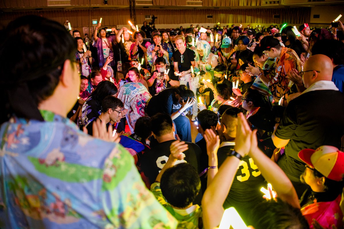 HeyItsSeymour's tweet photo. Serafina at #OffkaiGen5 offkai live involves people chanting XIE XIE repeatedly, a gong, and clapping around two shinjis during cruel angel's thesis https://t.co/xhE1zHs8Bo