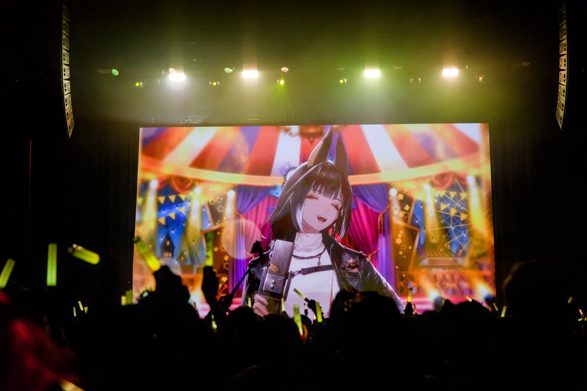 HeyItsSeymour's tweet photo. Serafina at #OffkaiGen5 offkai live involves people chanting XIE XIE repeatedly, a gong, and clapping around two shinjis during cruel angel's thesis https://t.co/xhE1zHs8Bo