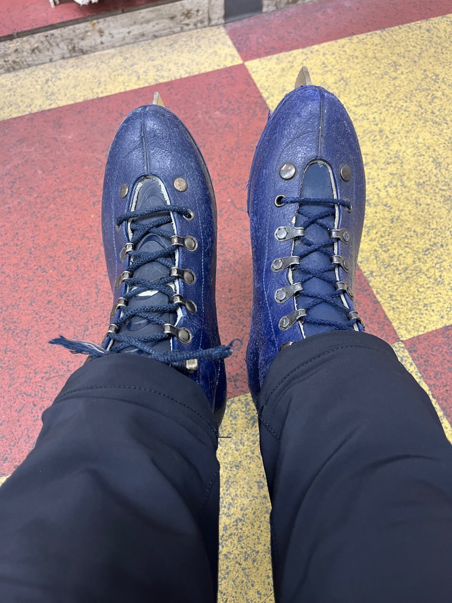 hchmA113's tweet photo. ﾎｰﾜの貸し靴見たことないタイプでテンション上がったけど、エッジがねえし 痛い……！！
でもやっぱ滑ってるうちに慣れてくる 変なクセつきそうで怖いけど…… https://t.co/kejFN2cifk