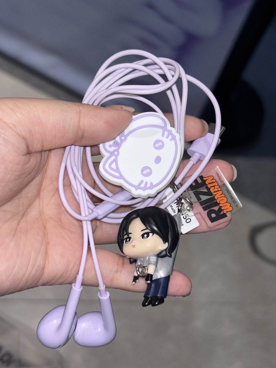 chino_makki's tweet photo. cable protector ใส่กับหูฟังแล้วน่ารักจริงๆ🐈‍⬛🤍 #RIIZE_ARCHIIVEinBKK https://t.co/VDd0VOKoFw