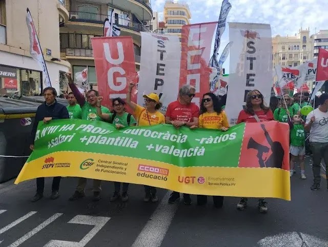 Cronica_CT's tweet photo. #EducacióPública #ProfessoratValencià #ComunitatValenciana CADPV i les organitzacions docents preparen un nou calendari de mobilitzacions davant del bloqueig que denuncien en les negociacions amb Educació. La primera gran protesta del curs 2026-2027 serà… https://t.co/obXCbgKzM5 https://t.co/H1RTKiorDo