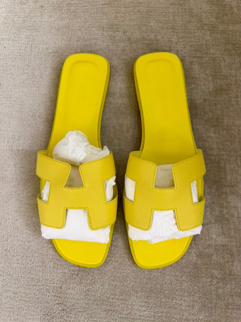 narasconsignmnt's tweet photo. Hermes Oran slides 
size 41 
 $750 
brand new 
full set https://t.co/vuZjdLdBuh