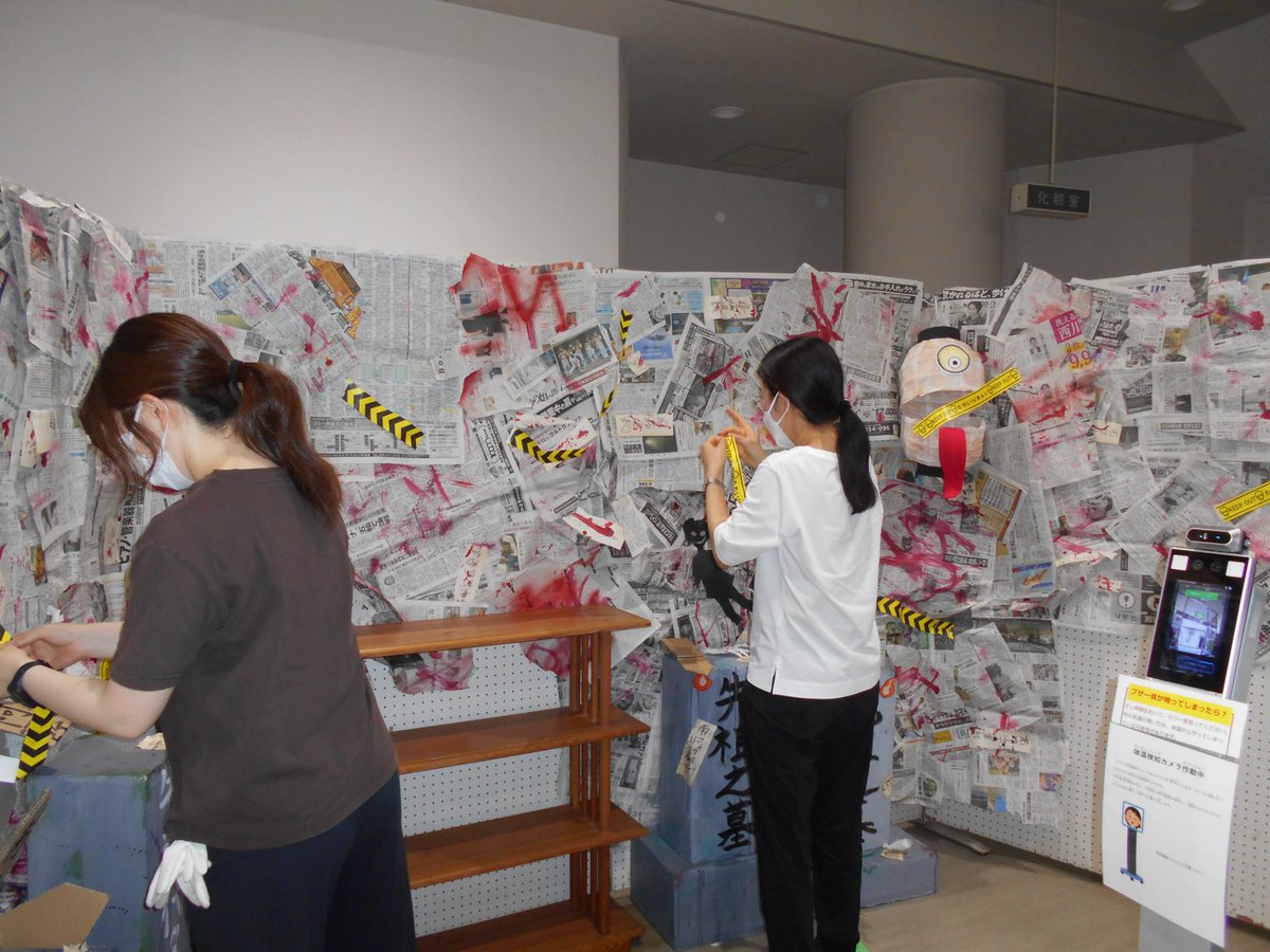 minami_lib's tweet photo. 明日より始まります「あなたの知らない怖い本」の展示の準備を始めております！
入口はいってすぐのところになりますので、ぜひ、ご来館の際は覗いていみてくださいね👻 https://t.co/zWgutNv7OJ