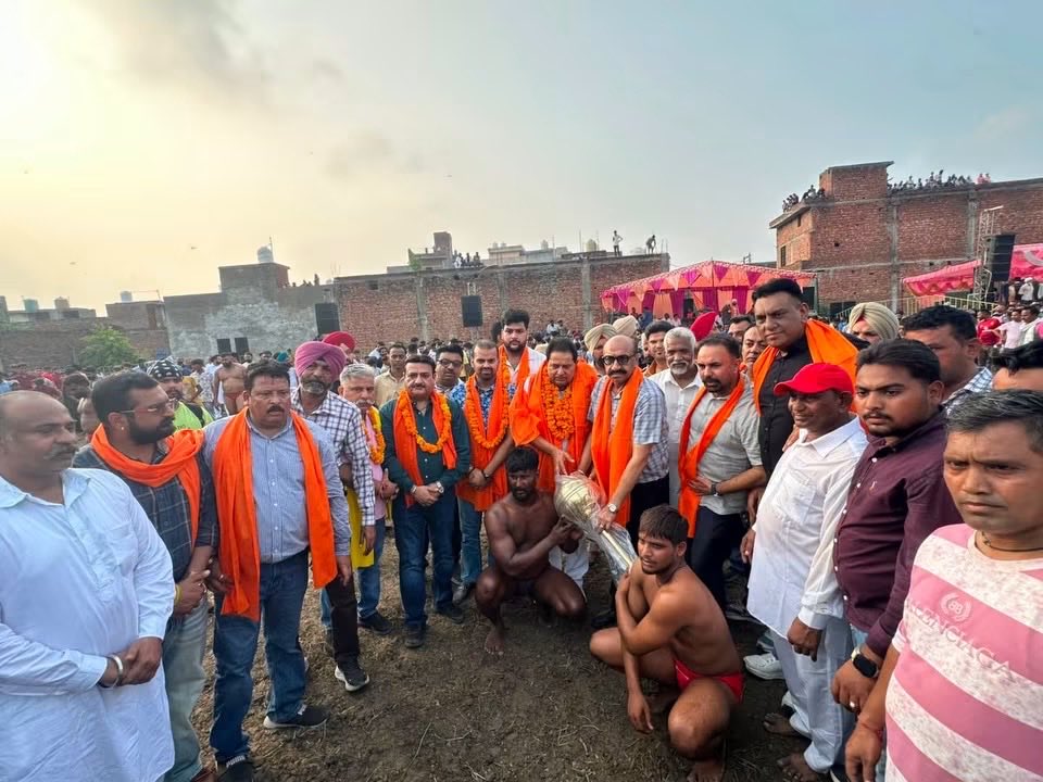 pappuofficial's tweet photo. ਅੰਨਗੜ੍ਹ ਵਿਖੇ ਪੀਰ ਬਾਬਾ ਸ਼ਾਦੀ ਸ਼ਾਹ ਜੀ ਦੇ ਸਲਾਨਾ ਮੇਲੇ ਮੌਕੇ ਸਾਬਕਾ ਉਪ ਮੁੱਖ ਮੰਤਰੀ ਪੰਜਾਬ ਸ੍ਰੀ ਓਮ ਪ੍ਰਕਾਸ਼ ਸੋਨੀ ਜੀ ਦੇ ਨਾਲ ਕੁਸ਼ਤੀ ਮੁਕਾਬਲਿਆਂ ਦੀ ਸ਼ੁਰੂਆਤ ਕਰਵਾਈ ਅਤੇ ਜੇਤੂ ਪਹਿਲਵਾਨਾਂ ਨੂੰ ਇਨਾਮ ਵੰਡ ਕੇ ਸਨਮਾਨਿਤ ਕੀਤਾ।

ਨੌਜਵਾਨਾਂ ਨੂੰ ਖੇਡਾਂ ਨਾਲ ਜੋੜਨਾ ਅਤੇ ਸਾਡੀਆਂ ਰਵਾਇਤੀ ਖੇਡਾਂ ਨੂੰ ਪ੍ਰੋਤਸਾਹਿਤ ਕਰਨਾ ਸਮਾਜ ਦੀ ਸਾਂ https://t.co/GJYU68K0uJ