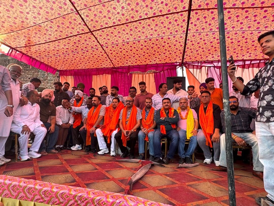 pappuofficial's tweet photo. ਅੰਨਗੜ੍ਹ ਵਿਖੇ ਪੀਰ ਬਾਬਾ ਸ਼ਾਦੀ ਸ਼ਾਹ ਜੀ ਦੇ ਸਲਾਨਾ ਮੇਲੇ ਮੌਕੇ ਸਾਬਕਾ ਉਪ ਮੁੱਖ ਮੰਤਰੀ ਪੰਜਾਬ ਸ੍ਰੀ ਓਮ ਪ੍ਰਕਾਸ਼ ਸੋਨੀ ਜੀ ਦੇ ਨਾਲ ਕੁਸ਼ਤੀ ਮੁਕਾਬਲਿਆਂ ਦੀ ਸ਼ੁਰੂਆਤ ਕਰਵਾਈ ਅਤੇ ਜੇਤੂ ਪਹਿਲਵਾਨਾਂ ਨੂੰ ਇਨਾਮ ਵੰਡ ਕੇ ਸਨਮਾਨਿਤ ਕੀਤਾ।

ਨੌਜਵਾਨਾਂ ਨੂੰ ਖੇਡਾਂ ਨਾਲ ਜੋੜਨਾ ਅਤੇ ਸਾਡੀਆਂ ਰਵਾਇਤੀ ਖੇਡਾਂ ਨੂੰ ਪ੍ਰੋਤਸਾਹਿਤ ਕਰਨਾ ਸਮਾਜ ਦੀ ਸਾਂ https://t.co/GJYU68K0uJ