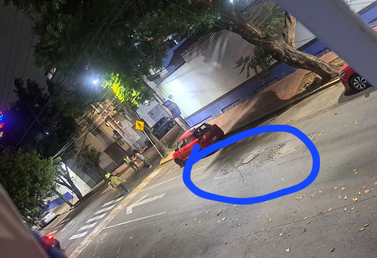 sin_nombrea's tweet photo. Que bien que se vea que trabajan pero a esta hora ?? Y luego este bache no lo verán o que pasa ?? 
@mauriciotabe https://t.co/NA4RSq10cV