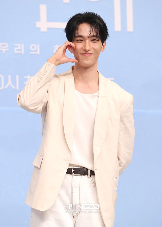 KyeomsBaekery's tweet photo. VARIOUS HEARTS FROM DOKYEOM🥹🤍🤍🤍

— 260731 Dokyeom at Love Against Time Press Conference #도겸 https://t.co/60nJFCSZFi