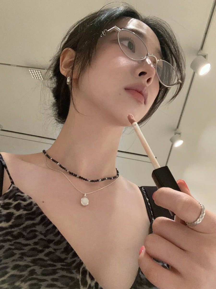Yukainar's tweet photo. Umm :x honestly.. in between my exploration at the art gallery, you may catch a glimpse of me retouching my lips. Maybe if I were an artist, this would be my masterpiece. https://t.co/BOfplGtHGc