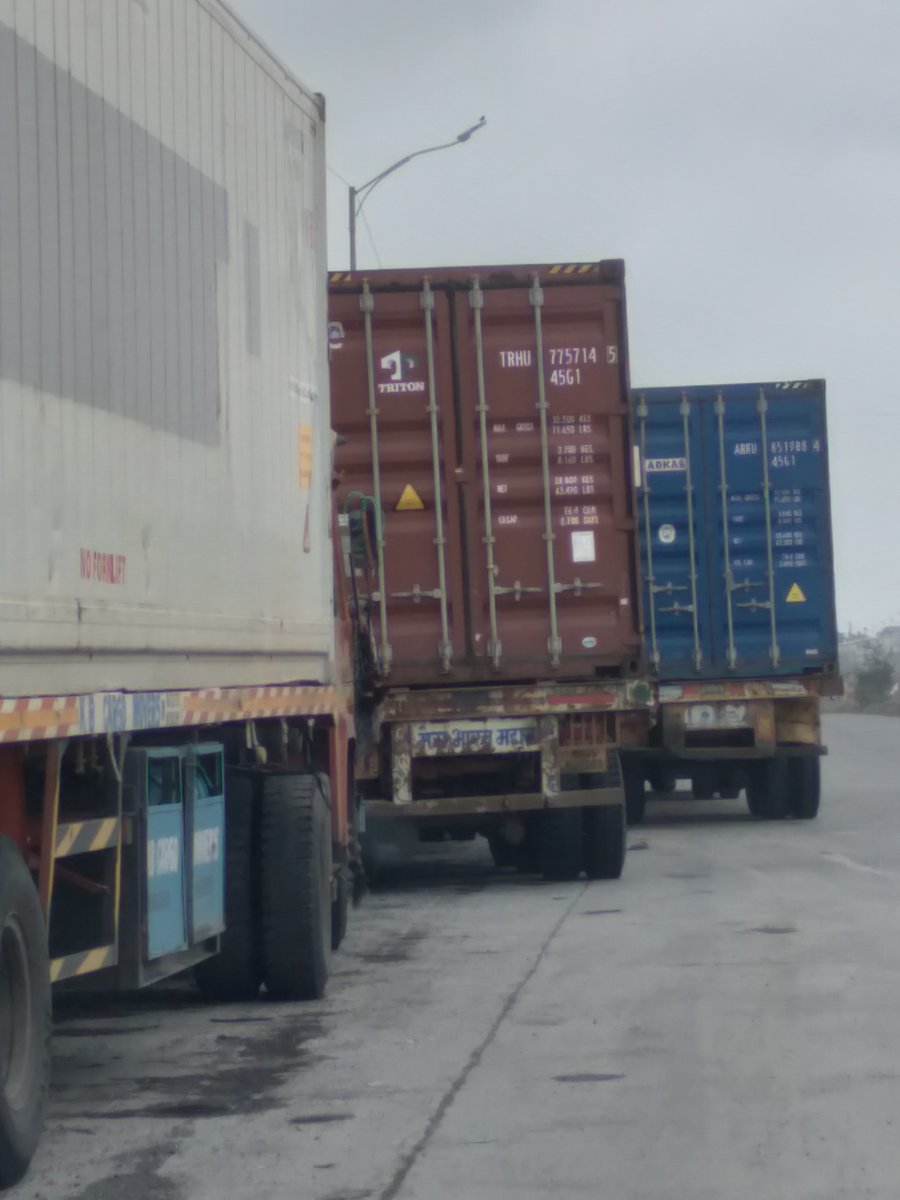 pravinraikar7's tweet photo. Reminder 1165 :
#ReminderUpdate
Why is traffic police unable to stop illegal parking of #heavyvehicles on both sides of JNPT to CBD Belapur Highway, Navi Mumbai.
This road has become very risky for smaller vehicles due to the following:
1. Three lane highway has become two lane due to illegal parking
2. Wrong side driving of heavy vehicles on the highway
3. Heavy vehicle drivers drive very rashly & do not follow traffic rules
5. Many vehicles emit #backsmoke that shows #PUC checking is not done properly in this area
Requesting traffic police to take necessary action without further delay
@Dev_Fadnavis
@MMVD_RTO
#NaviMumbaiPolice
@navimumbaicv
@mariakauriam
@RajaSubramani22
@JagdeepDESAI9