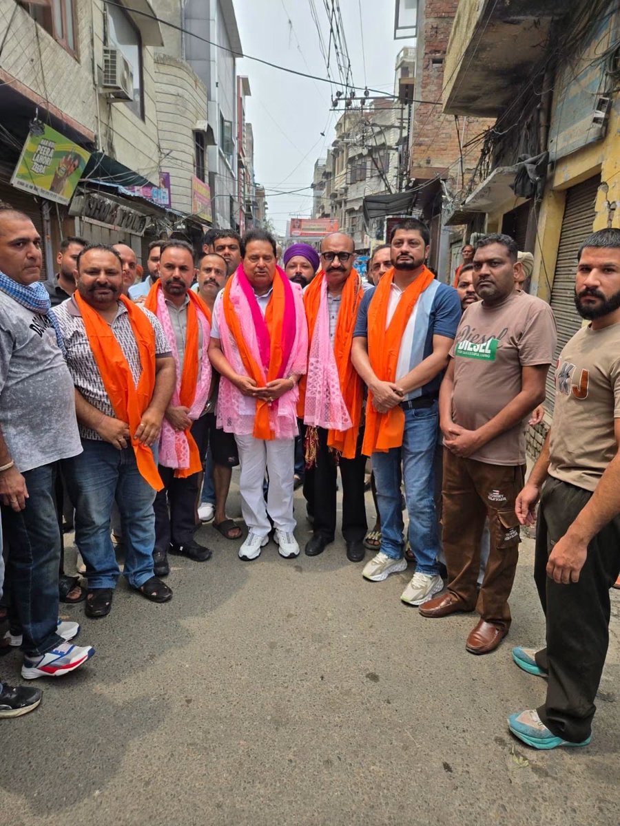 pappuofficial's tweet photo. ਕਟੜਾ ਸਫੈਦ ਵਿਖੇ ਸ੍ਰੀ ਵਿਕਰਮ ਜੁੱਗੀ ਜੀ ਵੱਲੋਂ ਭਗਵਾਨ ਭੋਲੇ ਸ਼ੰਕਰ ਜੀ ਦੇ ਪਾਵਨ ਸਾਵਣ ਮੇਲੇ ਦੇ ਸਬੰਧ ਵਿੱਚ ਲਗਾਏ ਗਏ ਲੰਗਰ ਵਿੱਚ ਹਾਜ਼ਰੀ ਭਰੀ ਅਤੇ ਭਗਵਾਨ ਭੋਲੇਨਾਥ ਜੀ ਦਾ ਆਸ਼ੀਰਵਾਦ ਪ੍ਰਾਪਤ ਕੀਤਾ।

ਭਗਵਾਨ ਭੋਲੇ ਸ਼ੰਕਰ ਜੀ ਸਭ ਉੱਤੇ ਆਪਣੀ ਅਪਾਰ ਕਿਰਪਾ ਬਣਾਈ ਰੱਖਣ ਅਤੇ ਸਭ ਦੇ ਜੀਵਨ ਵਿੱਚ ਸੁੱਖ, ਸ਼ਾਂਤੀ ਤੇ ਖੁਸ਼ਹਾਲੀ ਬਖ਼ਸ਼ਣ। https://t.co/QGFKXPIuG9