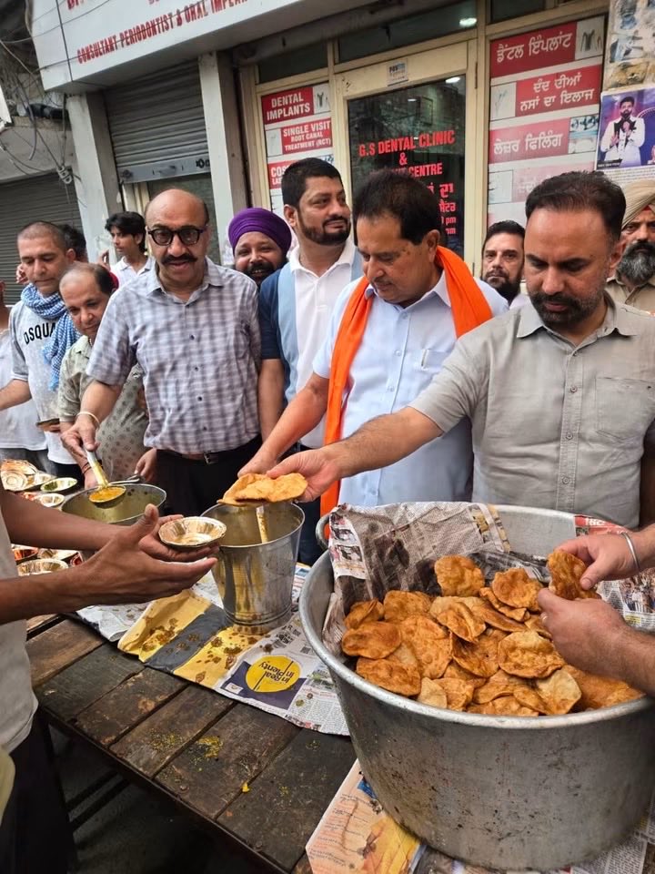 pappuofficial's tweet photo. ਕਟੜਾ ਸਫੈਦ ਵਿਖੇ ਸ੍ਰੀ ਵਿਕਰਮ ਜੁੱਗੀ ਜੀ ਵੱਲੋਂ ਭਗਵਾਨ ਭੋਲੇ ਸ਼ੰਕਰ ਜੀ ਦੇ ਪਾਵਨ ਸਾਵਣ ਮੇਲੇ ਦੇ ਸਬੰਧ ਵਿੱਚ ਲਗਾਏ ਗਏ ਲੰਗਰ ਵਿੱਚ ਹਾਜ਼ਰੀ ਭਰੀ ਅਤੇ ਭਗਵਾਨ ਭੋਲੇਨਾਥ ਜੀ ਦਾ ਆਸ਼ੀਰਵਾਦ ਪ੍ਰਾਪਤ ਕੀਤਾ।

ਭਗਵਾਨ ਭੋਲੇ ਸ਼ੰਕਰ ਜੀ ਸਭ ਉੱਤੇ ਆਪਣੀ ਅਪਾਰ ਕਿਰਪਾ ਬਣਾਈ ਰੱਖਣ ਅਤੇ ਸਭ ਦੇ ਜੀਵਨ ਵਿੱਚ ਸੁੱਖ, ਸ਼ਾਂਤੀ ਤੇ ਖੁਸ਼ਹਾਲੀ ਬਖ਼ਸ਼ਣ। https://t.co/QGFKXPIuG9