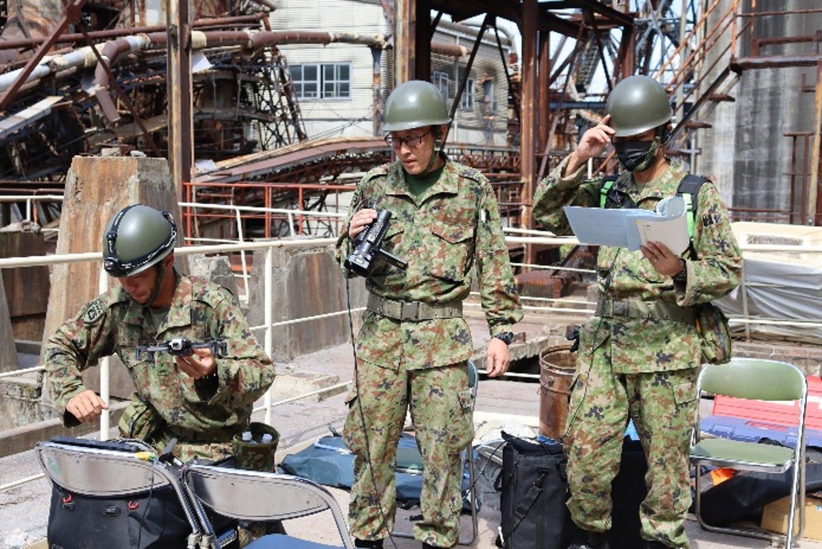 JGSDF_WA_pr's tweet photo. 【 ＃熊本地震 】７月３０日（木）西部方面特科連隊は八代市での行方不明者捜索活動を継続しています。

＃日本製紙八代工場 や倒壊した家屋の中を、ドローン等を活用しながら隊員たちは捜索を進めています。全力を挙げて、一人でも多くの命を救うため一致団結して任務にまい進しています。

＃西部方面隊 ＃第８師団 ＃西部方面特科連隊 ＃災害派遣 ＃命を守る

https://t.co/ovZLpWhfGQ