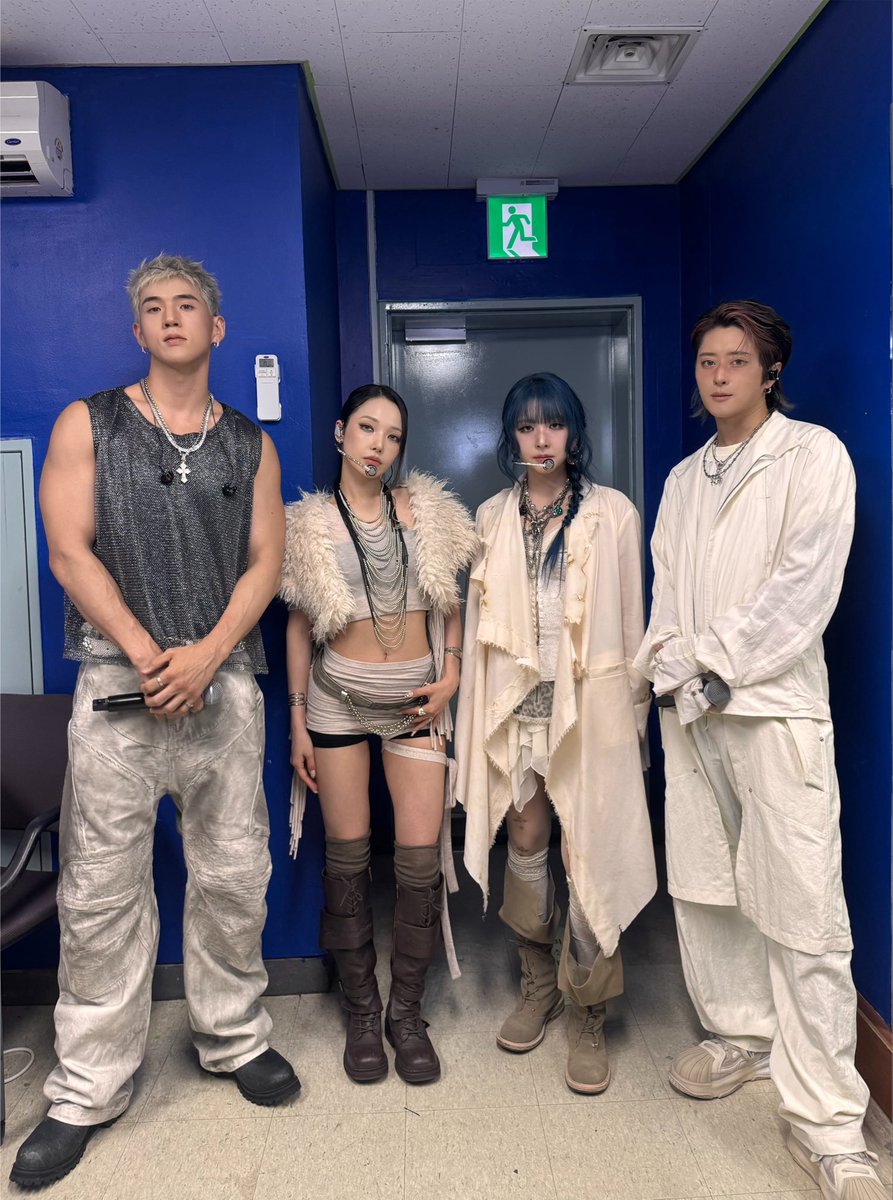 KARD_Official's tweet photo. [📷]
260731 arirangTV <Simply K-Pop>

심플리케이팝도 완료 (๑•̀ㅂ•́)و

#KARD #카드
#BackToLife
#SimplyKpop #심플리케이팝 https://t.co/jtfPdTmXxF