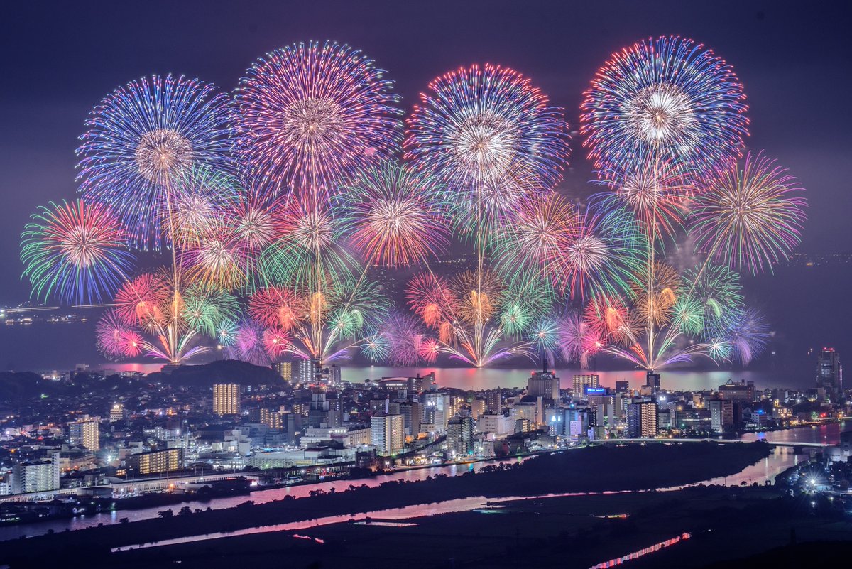 kankou_matsue's tweet photo. ˚⋆༚˳*⸜ 𝟮𝟬𝟮𝟲 松江水郷祭 ⸝*˳༚ ⋆˚
8/1(土) 8/2(日)✨合計2.1万発✨

8月1日は #花火の日 。宍道湖の美しい湖面で打ち上げられる花火が特徴で、花火の前にはドローンショーも行われます。現在のところ、松江水郷祭湖上花火大会は予定通り開催予定。猛暑が予想されますので熱中症対策を十分にしてお出かけください。🎫当日券も販売されます。
🔸最新情報はこちら🔸
 https://t.co/SlxP5OAF7K