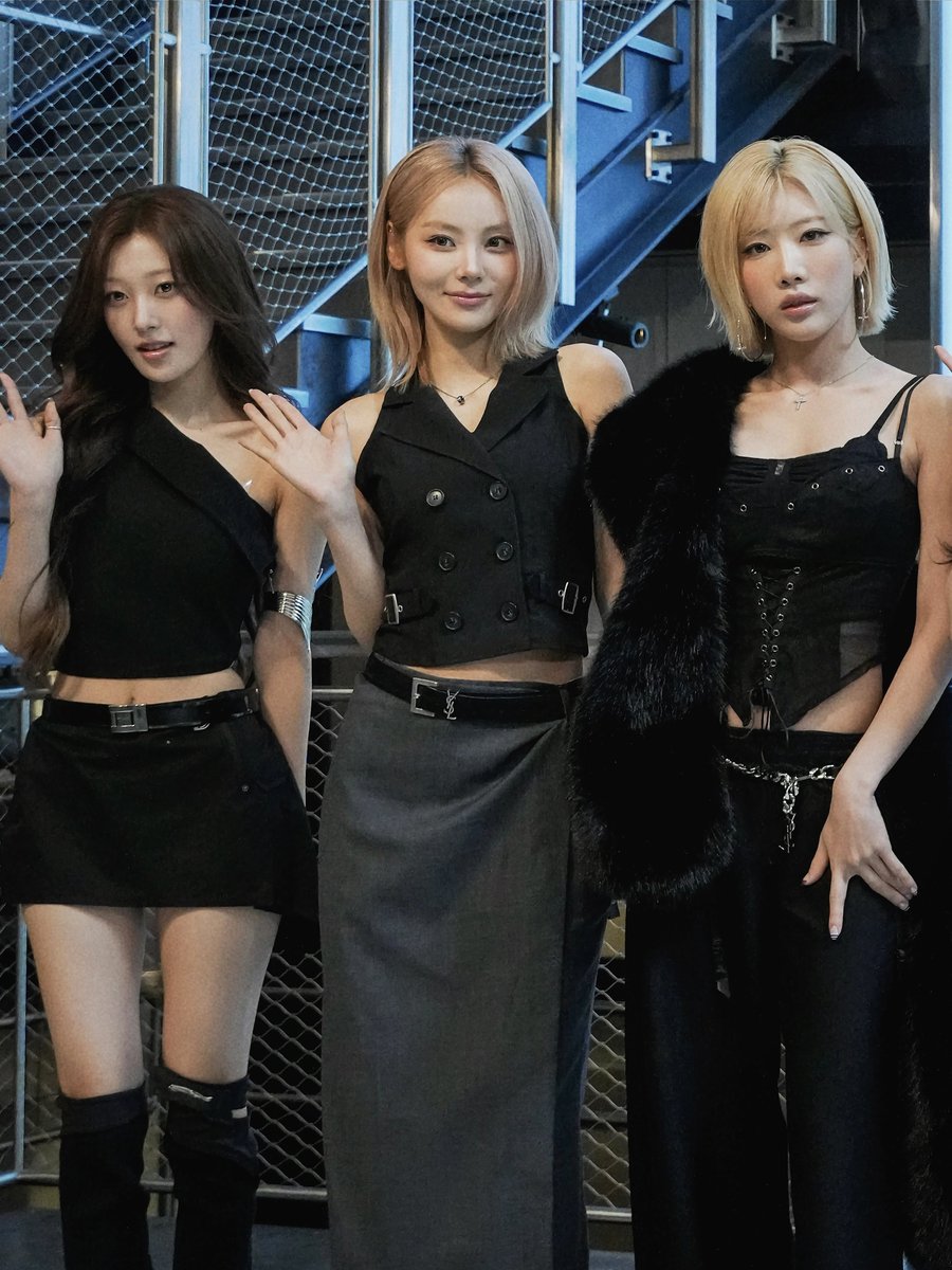 zindories's tweet photo. omg the richest lesbian couple and their daughter?? https://t.co/TLrRFO2Jwi