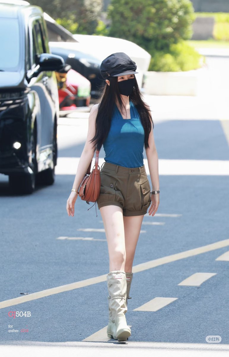 truneverland's tweet photo. "She's copying my gege's clothes”

I'm sorry, is your gege wearing a tank top and shorts paired with high boots?👢 https://t.co/kpnQyWoXhm