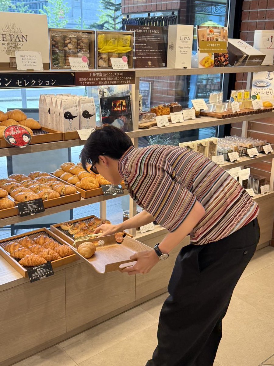 RAY_drama_ROM's tweet photo. ちょーーど神戸でLIVEがあったからアサヒが行ったパン屋へ🥐クロワッサン食べたー
コラボクッキーないんかと思ったらあって小躍りした🕺 https://t.co/8qPGiYTgaI