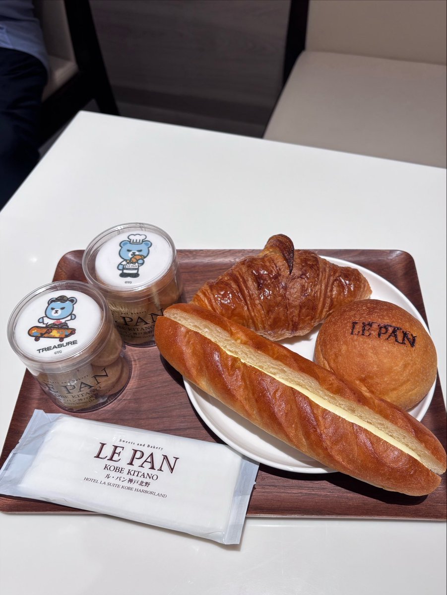 RAY_drama_ROM's tweet photo. ちょーーど神戸でLIVEがあったからアサヒが行ったパン屋へ🥐クロワッサン食べたー
コラボクッキーないんかと思ったらあって小躍りした🕺 https://t.co/8qPGiYTgaI