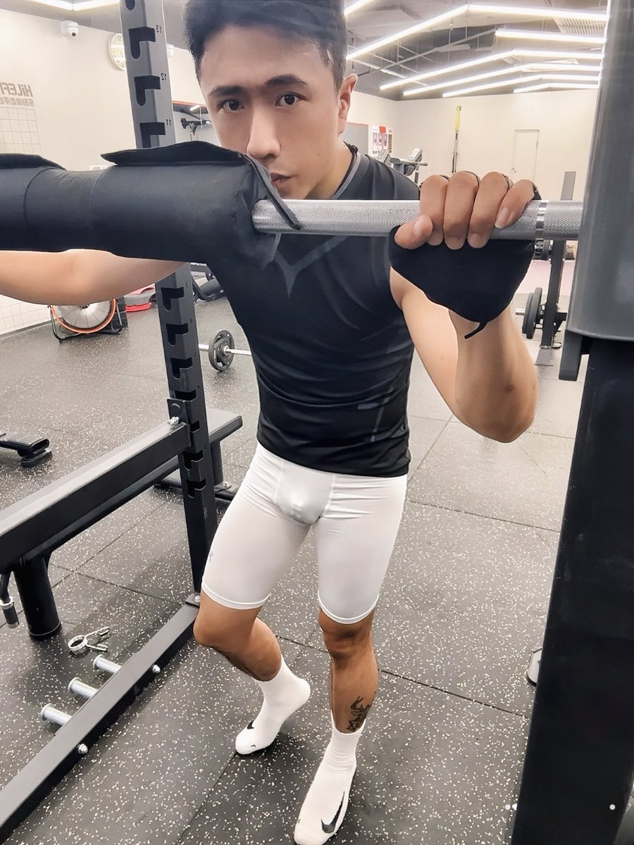 shvinm0's tweet photo. 健身房今日打卡💪 紧身白裤下藏着小秘密——今天也乖乖戴着贞操锁来训练～已经习惯日常漏锁 锁住欲望，才是真正的SUB😏
遇到我记得来和我打招呼哦
#贞操锁 #ChastityCage  #健身狗 https://t.co/1BYStNu8D0